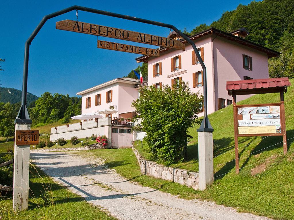 阿维奥Albergo Alpino da Tullio的高山旅馆标志和房屋