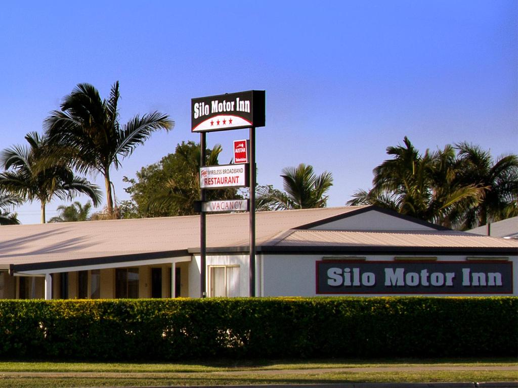 BiloelaSilo Motor Inn Biloela的副汽车旅馆前的街道标志