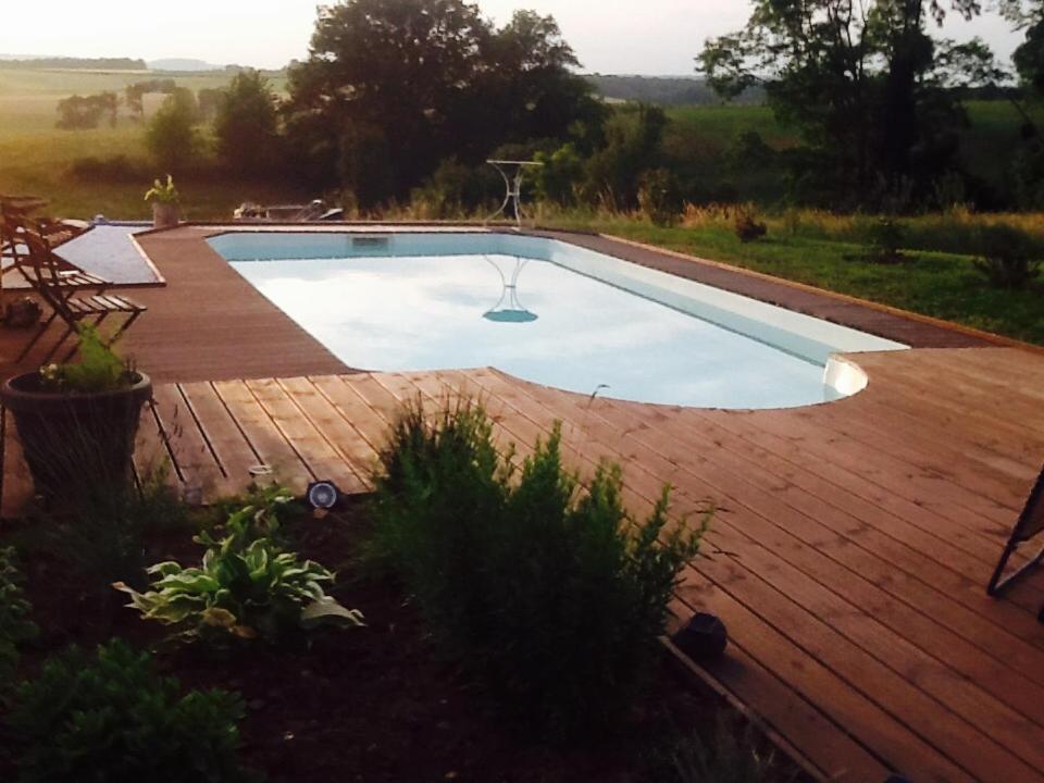 ChâteneyLa Maison de Jeanne的一个带木甲板的游泳池
