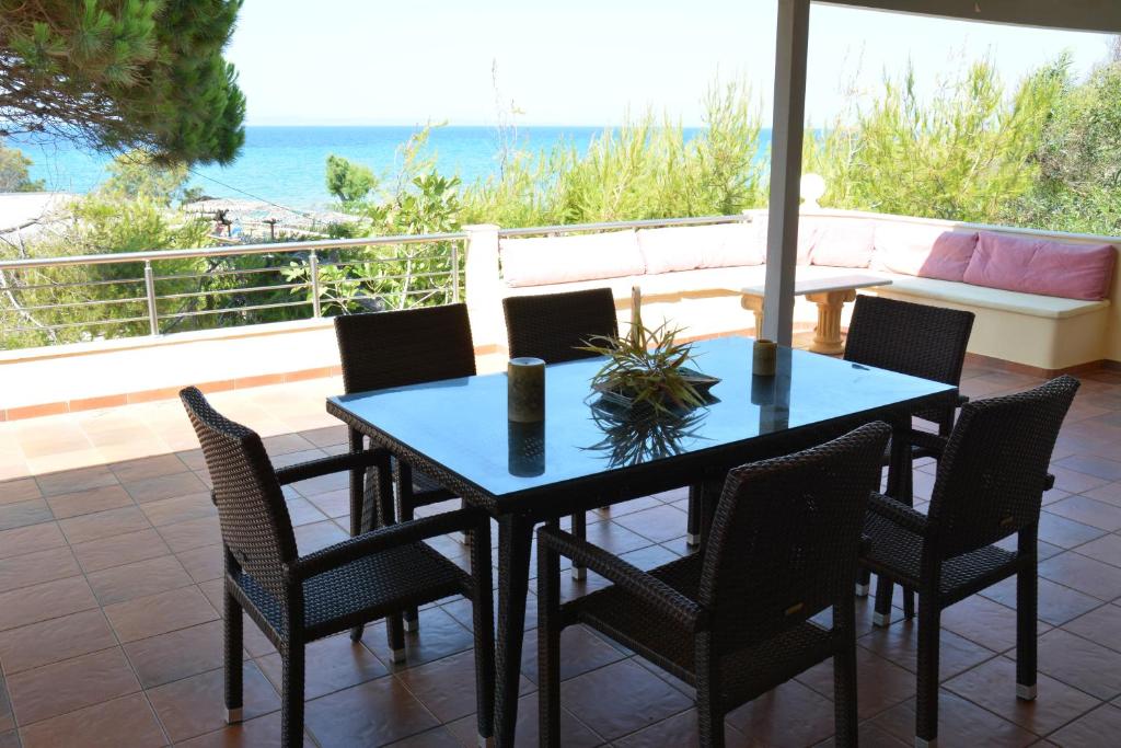 瓦西里科斯Villa Basta的一张桌子和椅子,享有海景