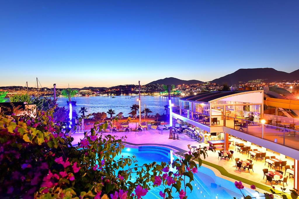 居姆贝特热带海滩酒店的享有带游泳池和河流的度假胜地的景致