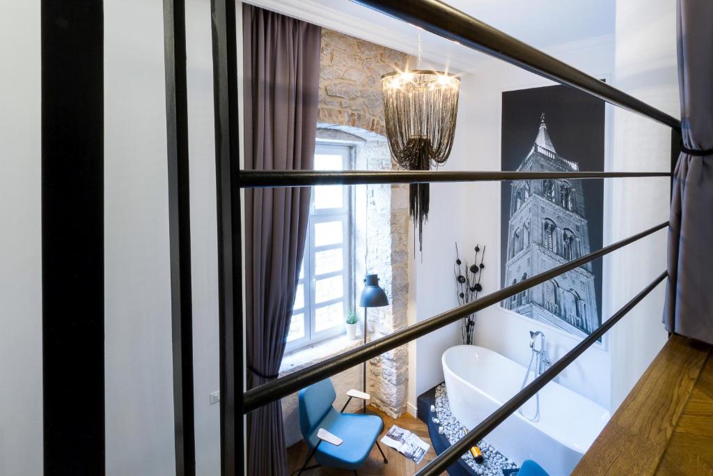 扎达尔DeZign Superior Apartments & Rooms的浴室设有美景窗户。