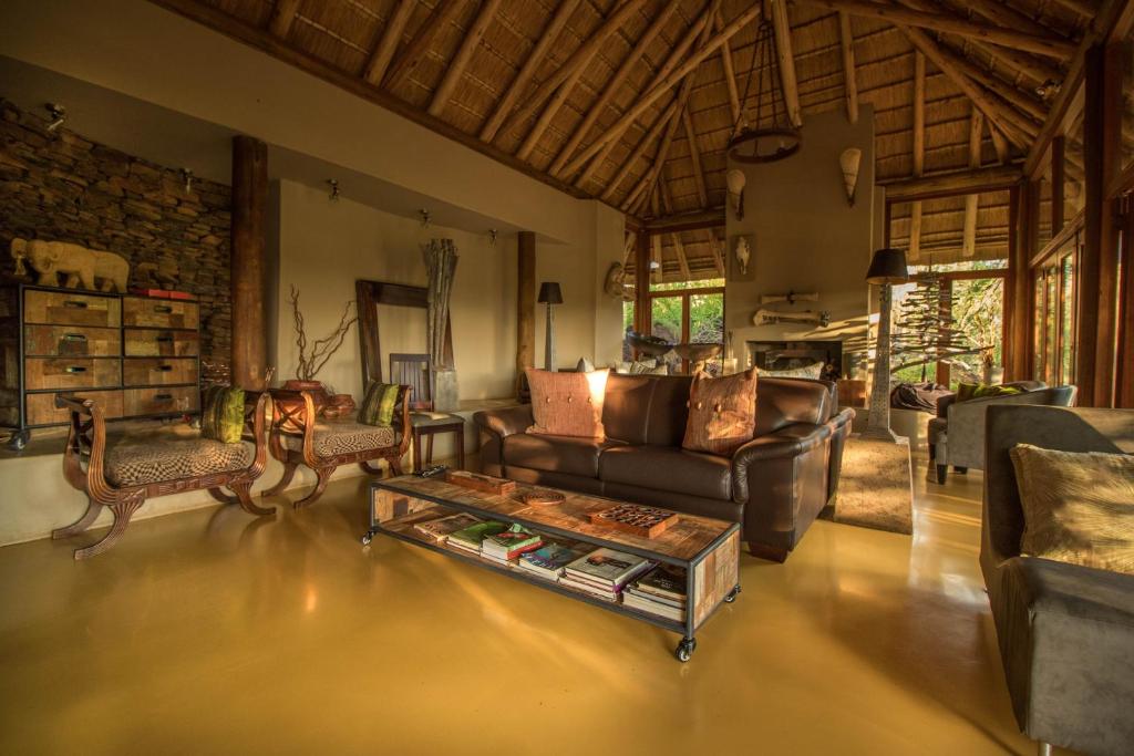 马迪克韦狩猎保护区Etali Safari Lodge的客厅配有沙发和桌子