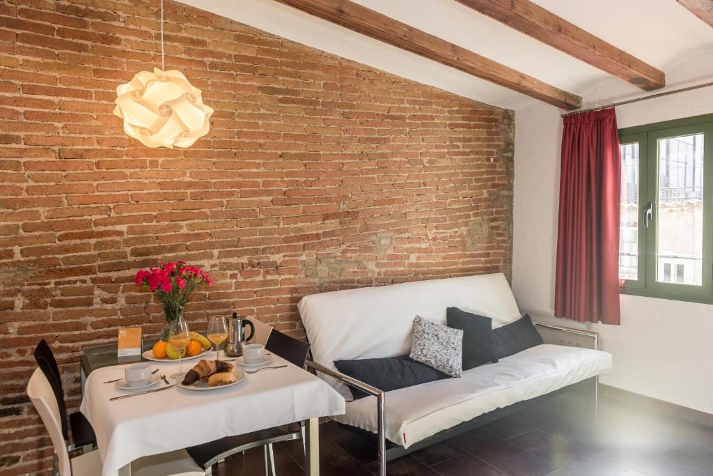 巴塞罗那老城区公寓的带沙发和砖墙的客厅