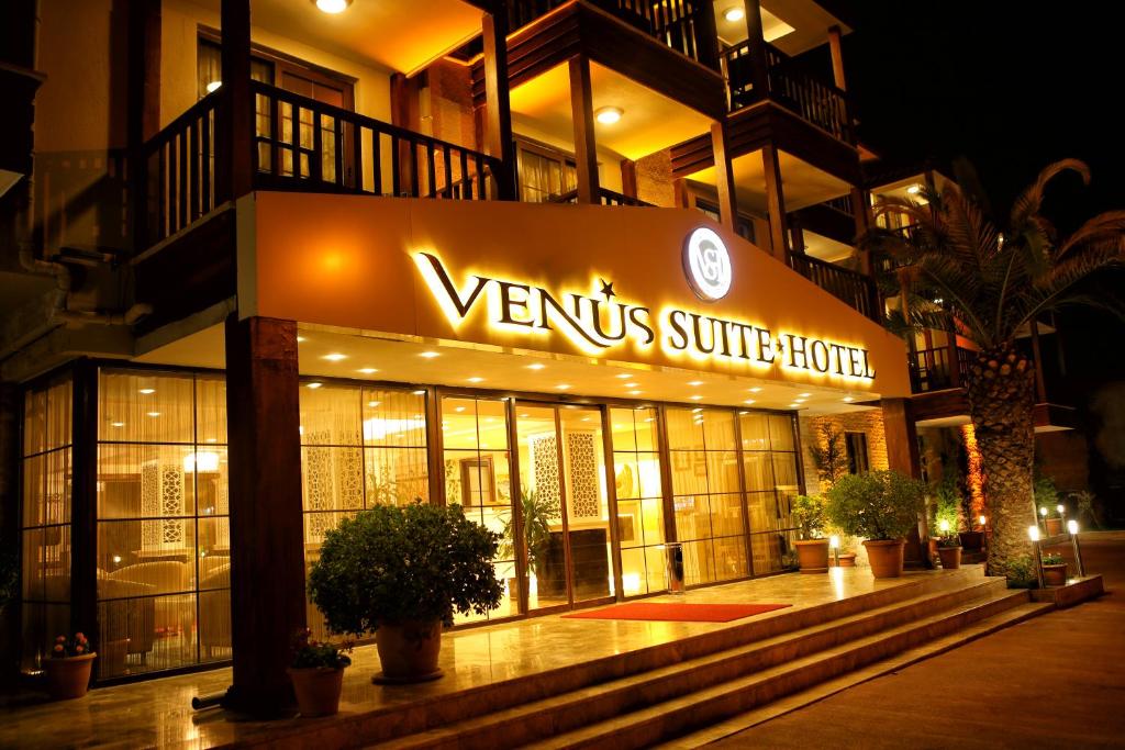 帕莫卡莱维纳斯套房酒店 的夜间有灯光照亮的阿文蒂斯萨特酒店