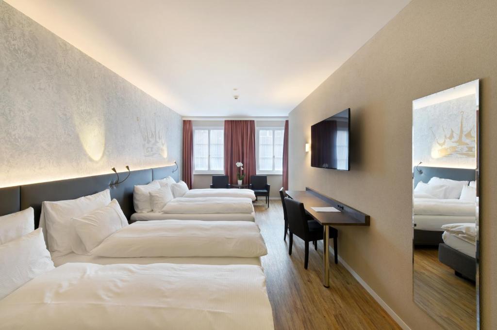 卢塞恩卢塞恩王冠老城酒店的酒店客房配有两张床和一张书桌