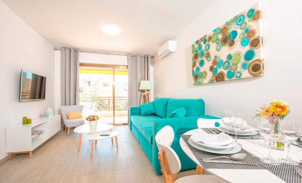 拉皮内达奥纳阿克玛丽娜公寓的客厅配有蓝色的沙发和桌子