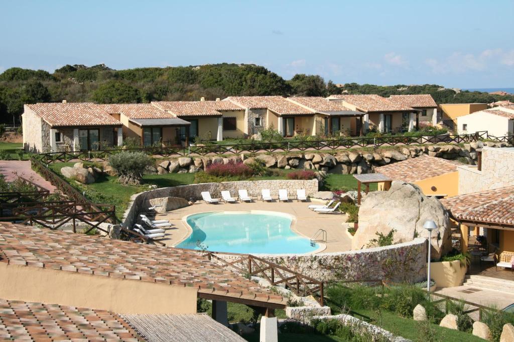 圣特雷莎加卢拉Punta Falcone Resort的一座带游泳池和度假村的别墅