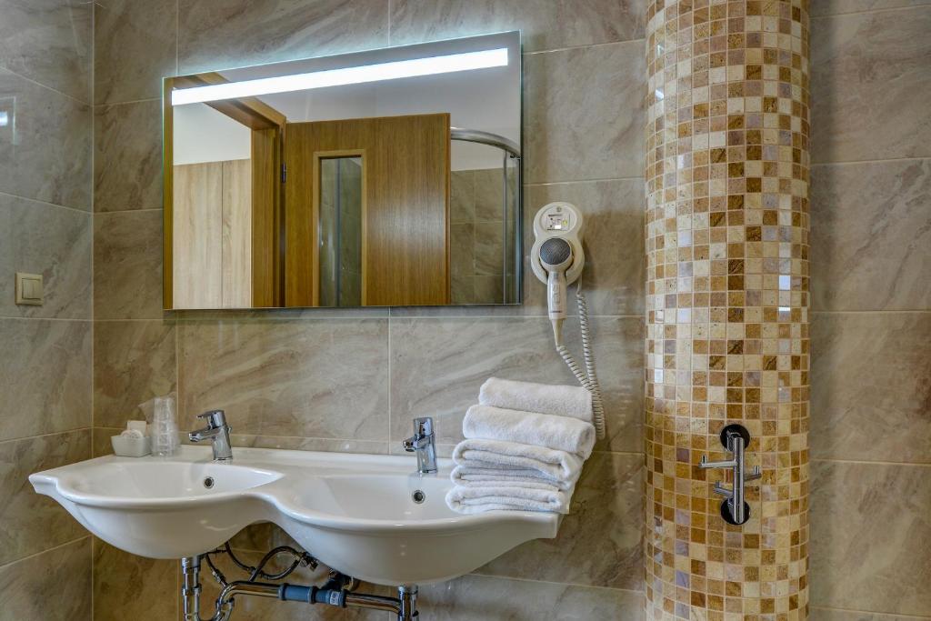沙莫林撒玛利亚酒店的一间带水槽和镜子的浴室