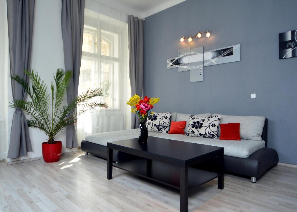 布拉格纳芙拉蒂诺娃公寓 的客厅配有沙发和桌子