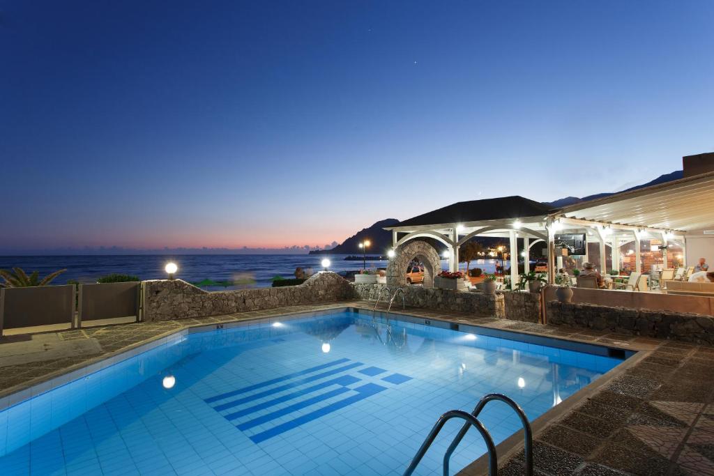 普拉基亚斯拉蒙酒店的夜晚的游泳池,背景是大海