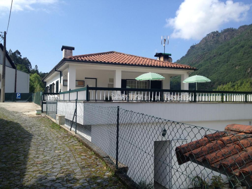 吉尔斯Casa Lola Principe的顶部有雨伞的房子