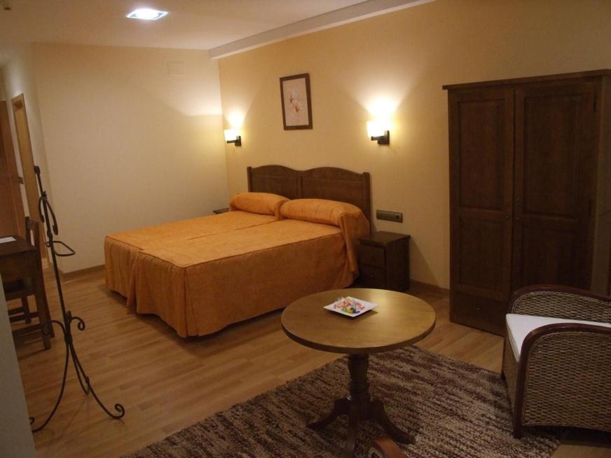 莫塞永芭堤雅酒店的酒店客房配有一张床铺和一张桌子。