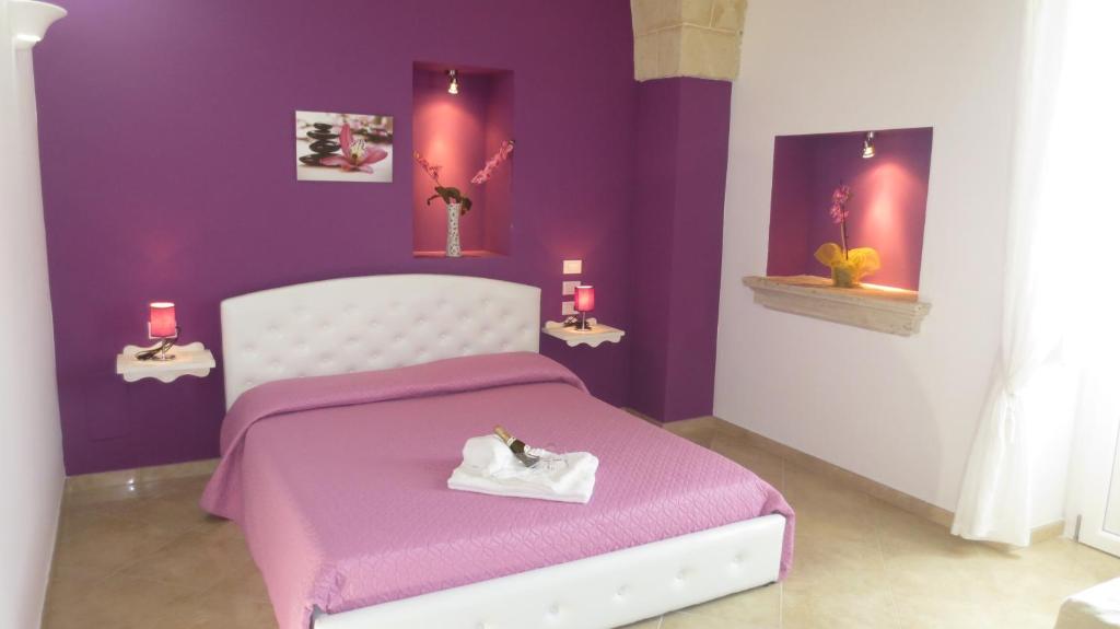 韦列Antico Casale B&B的紫色卧室,配有一张带紫色毯子的床