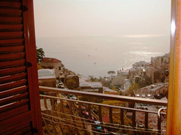 波西塔诺卢多维卡B型公寓的阳台享有城市和大海的景致。