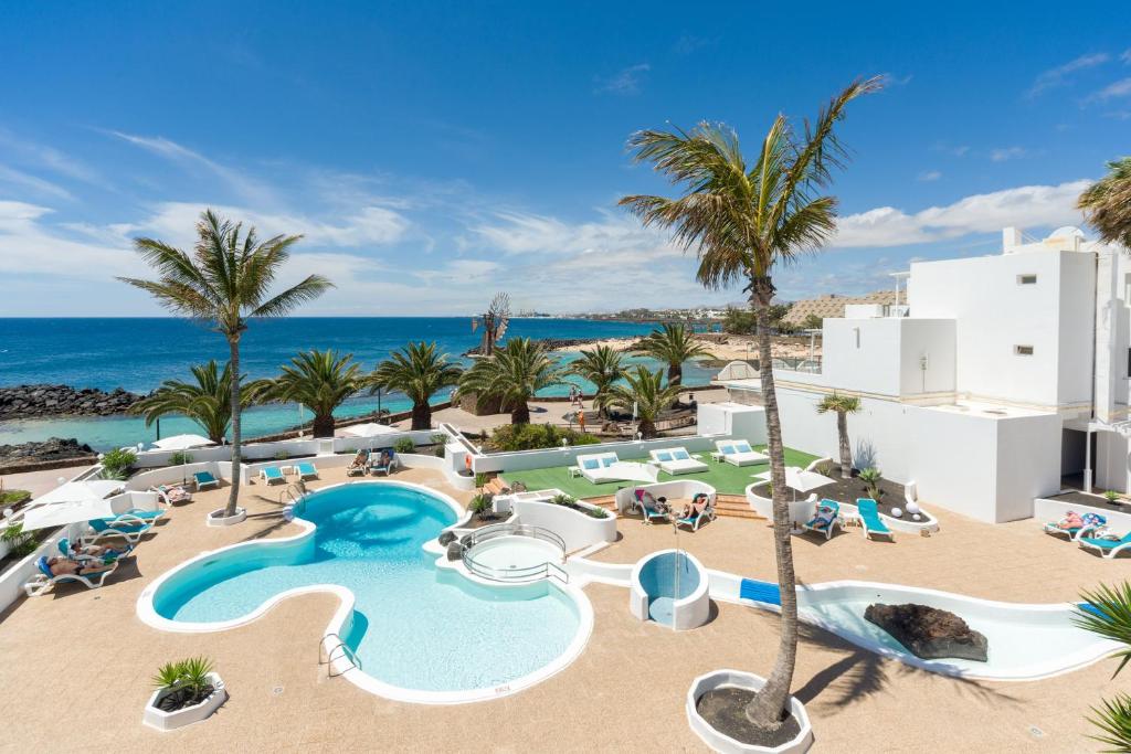 科斯塔特吉塞海王星套房酒店 - 仅限成人的一座带游泳池和海洋的度假村的形象