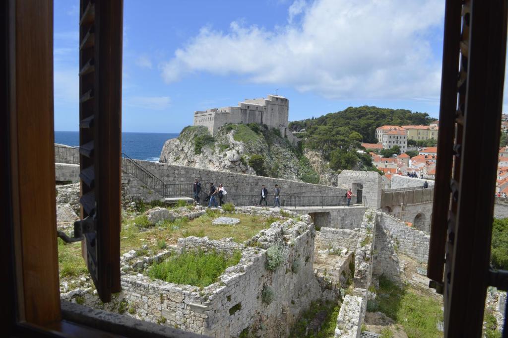 杜布罗夫尼克Dubrovnik Rupe Apartment的从城堡的窗户欣赏美景