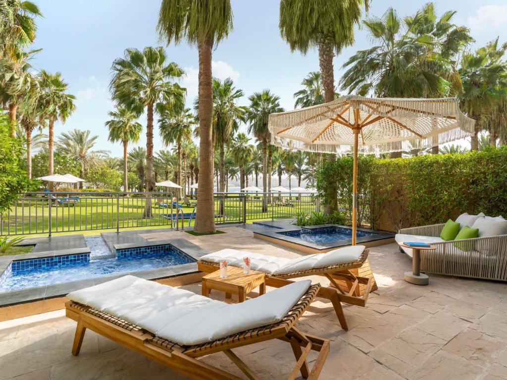Rixos The Palm Hotel &amp; Suites - Ultra All Inclusive内部或周边的泳池
