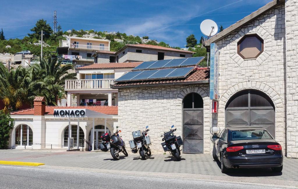 普洛切Apartmani Monaco的停在大楼前的一组摩托车