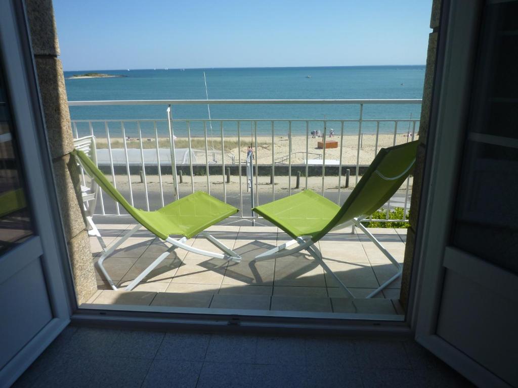 卡纳克Mouettes 2 - Carnac的海滩景阳台的两把椅子