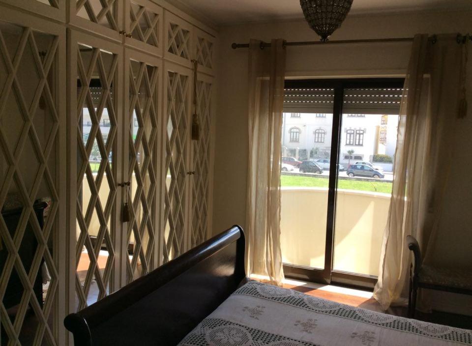埃斯平霍Avenida 8 apartment的一间卧室设有一张床和一个大窗户