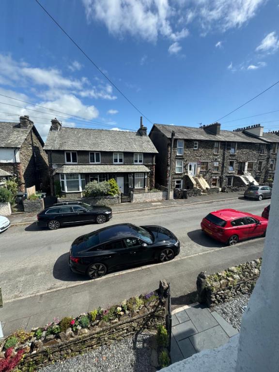 温德米尔Ramblers Retreat Windermere的停在停车场的一群汽车