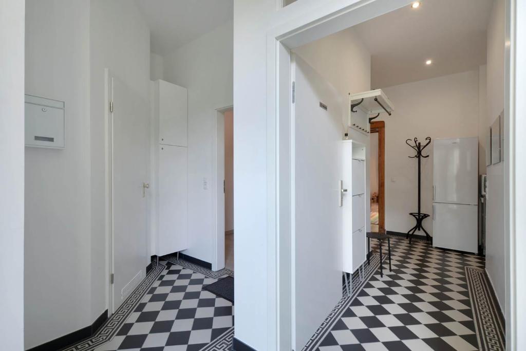 柏林假日公寓的走廊上设有黑白格子地板