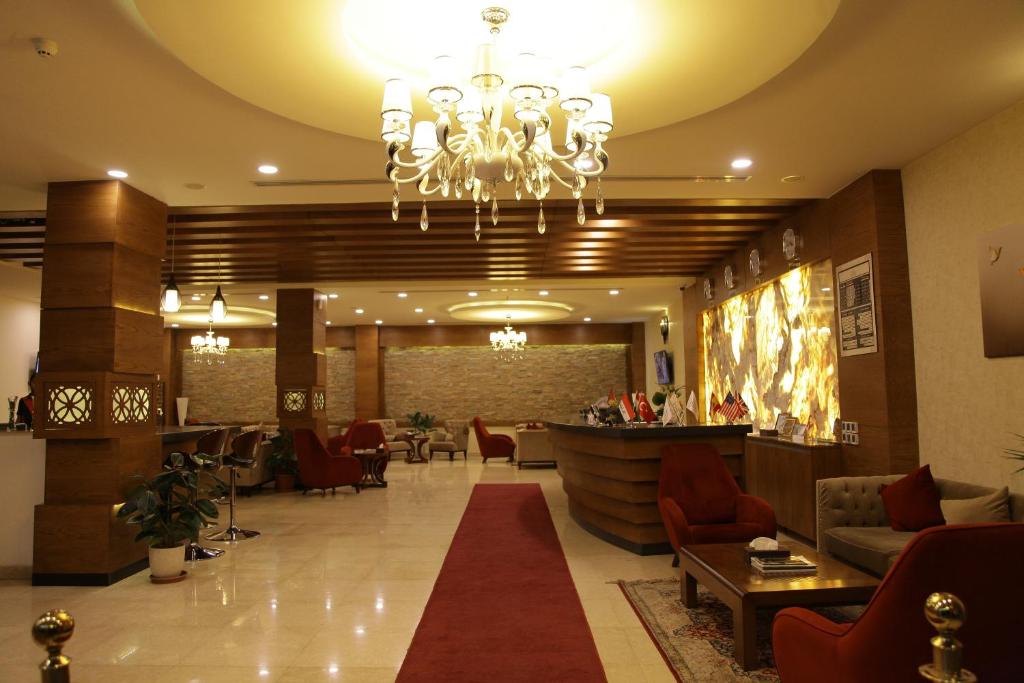 埃尔比勒Quaint Hotel Erbil的带有吊灯的酒店大堂