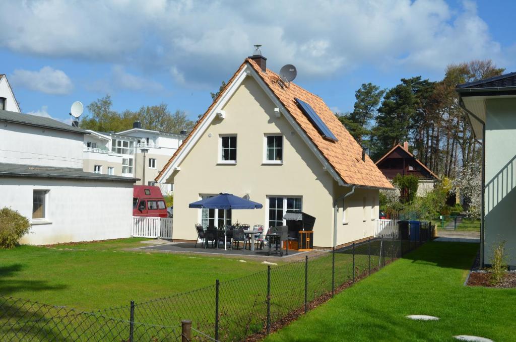 巴贝Haus Breitenstein的白色的小房子,有屋顶