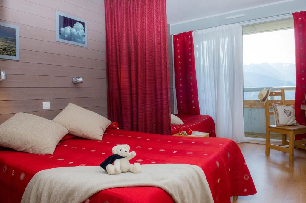 阿克斯莱泰尔姆塔博硕乡村酒店的卧室床上的泰迪熊