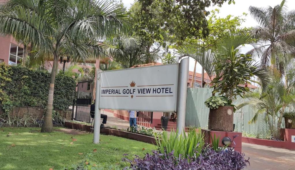 恩德培Imperial Golf View Hotel的一个医院里新医院的标志