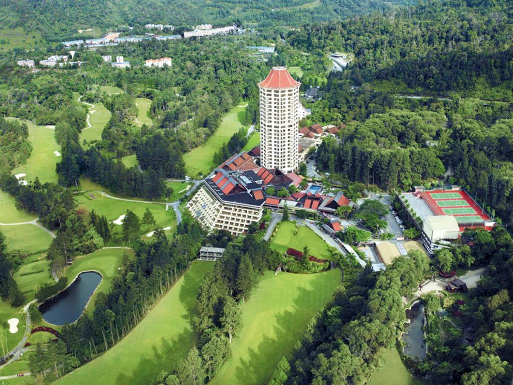云顶高原Resorts World Awana的享有酒店和高尔夫球场的空中景致