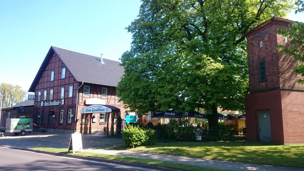 Sassenburg达能布特乡间别墅酒店的街道边的一座有树的建筑
