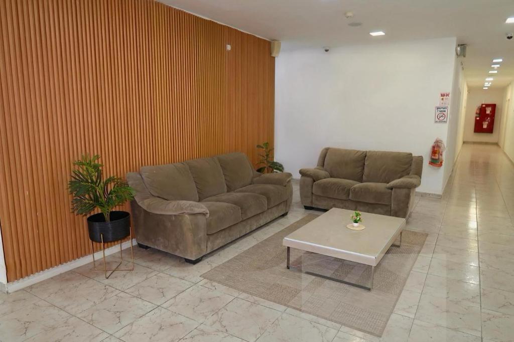 埃拉特Bella Vista House - בלה ויסטה האוס的大堂设有两张沙发和一张咖啡桌