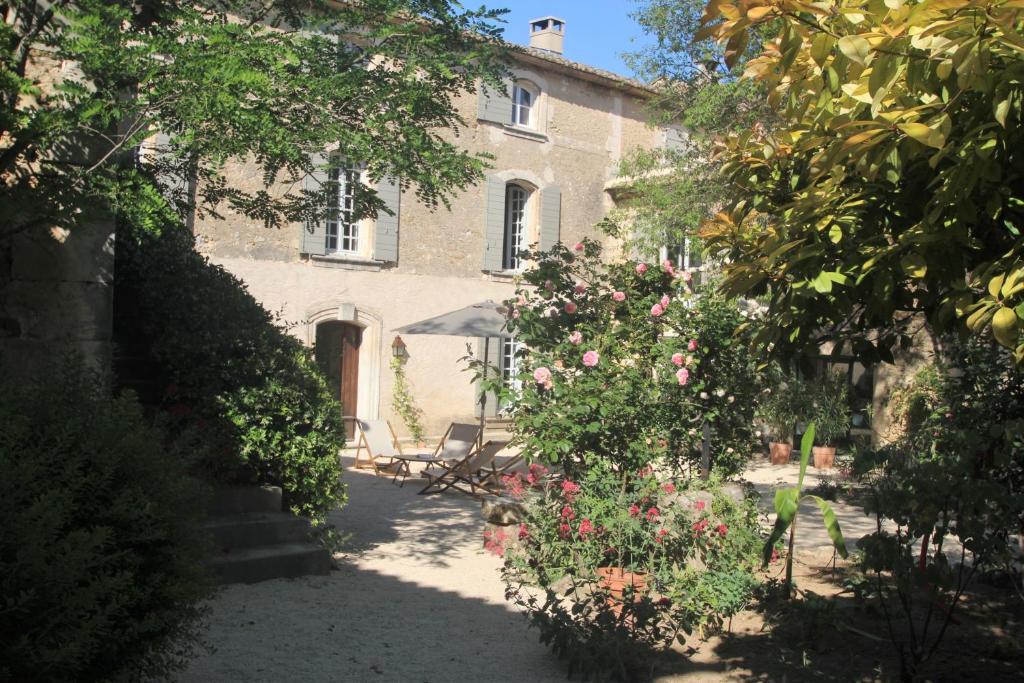 奥佩德Les Guillaume Rey的一座房子,前面有一个种着鲜花的花园