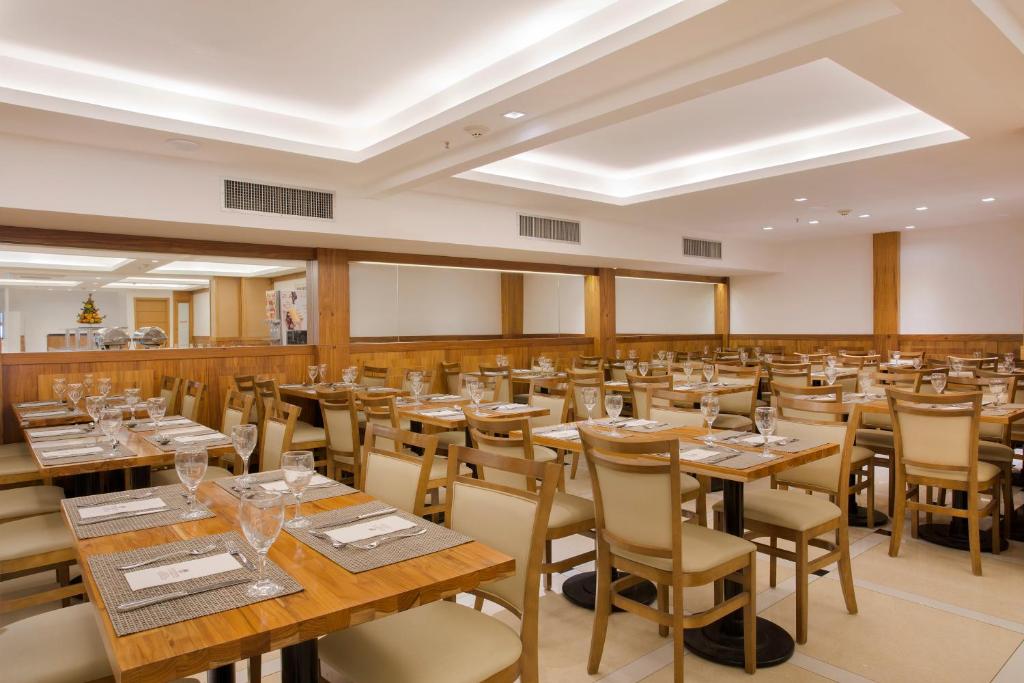 里约热内卢阿特兰蒂寇海滩酒店的一间会议室,配有木桌和椅子