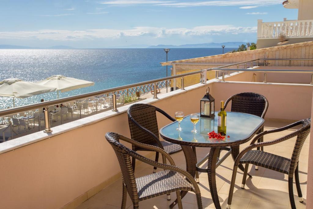 斯卡拉马里昂Al Mare Villas的一个带桌椅的海景阳台