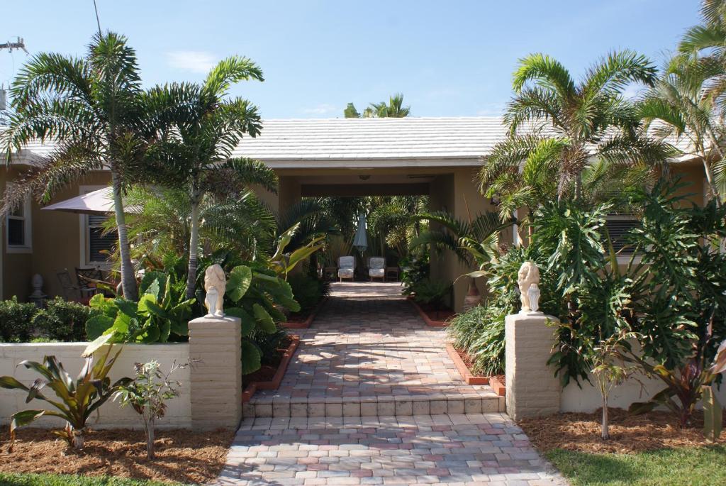棕榈滩海岸大西洋海岸度假别墅 的棕榈树屋前的走道