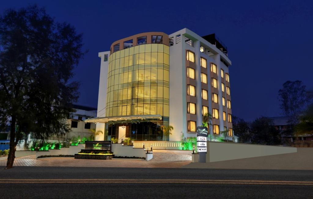 浦那The Fern Residency, MIDC, Pune的一座晚上有灯的建筑