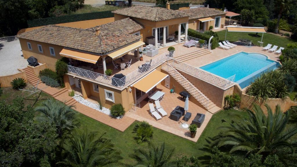 格里莫塔联塔尼酒店的享有带游泳池的房屋的空中景致
