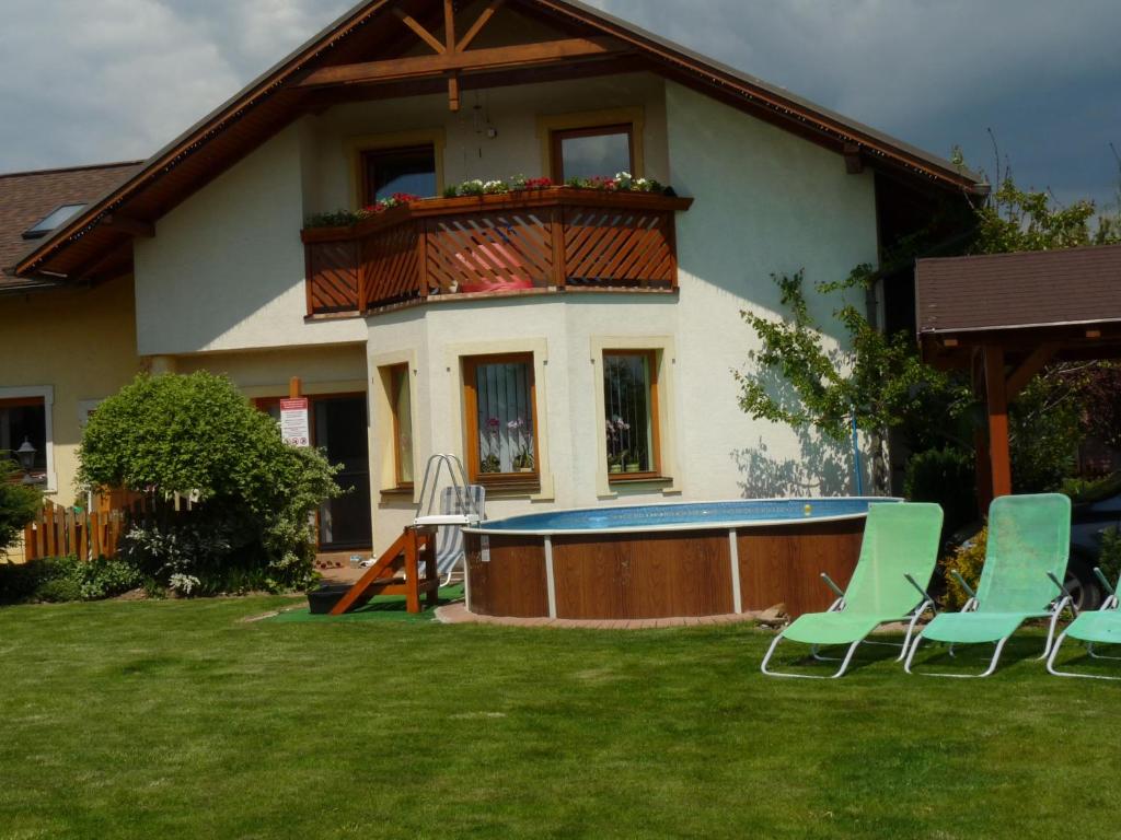利普托斯基米库拉斯Privat INKA的庭院内带游泳池和椅子的房子