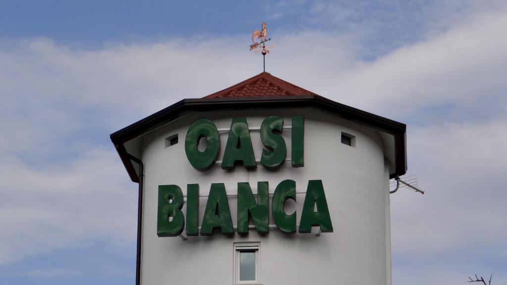 PomposaOasi Bianca的钟楼,上面有标志