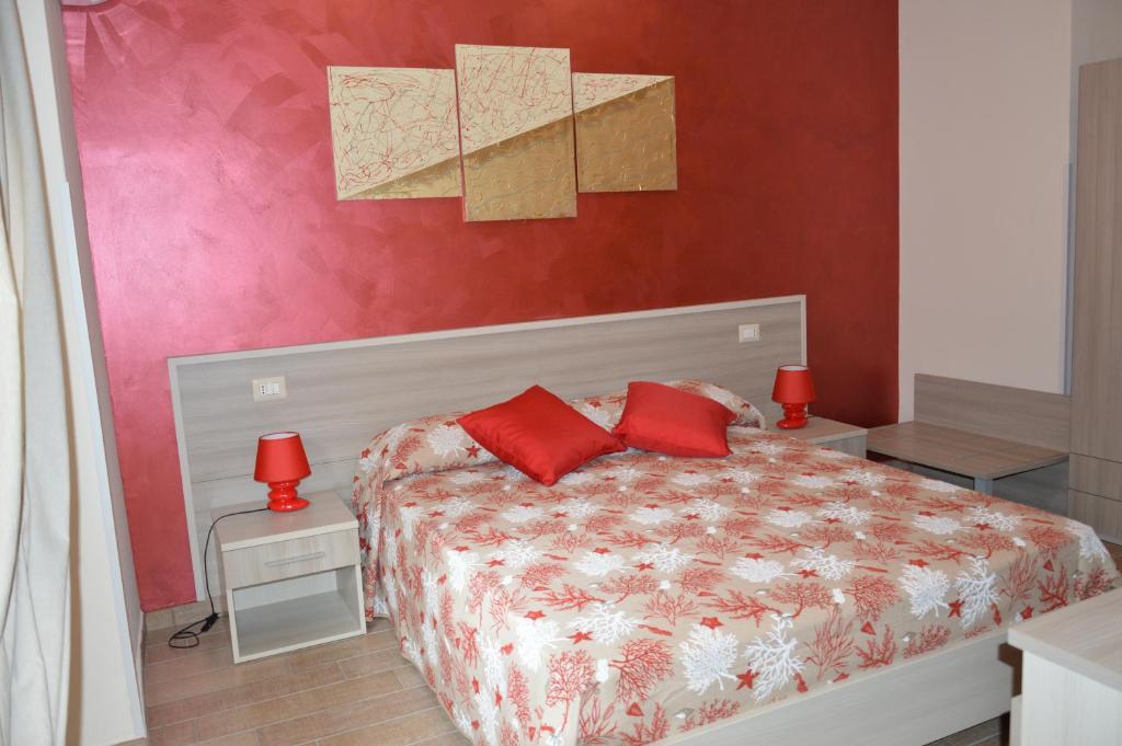 特罗佩阿La Conchiglia的一间卧室配有一张带红色枕头的床