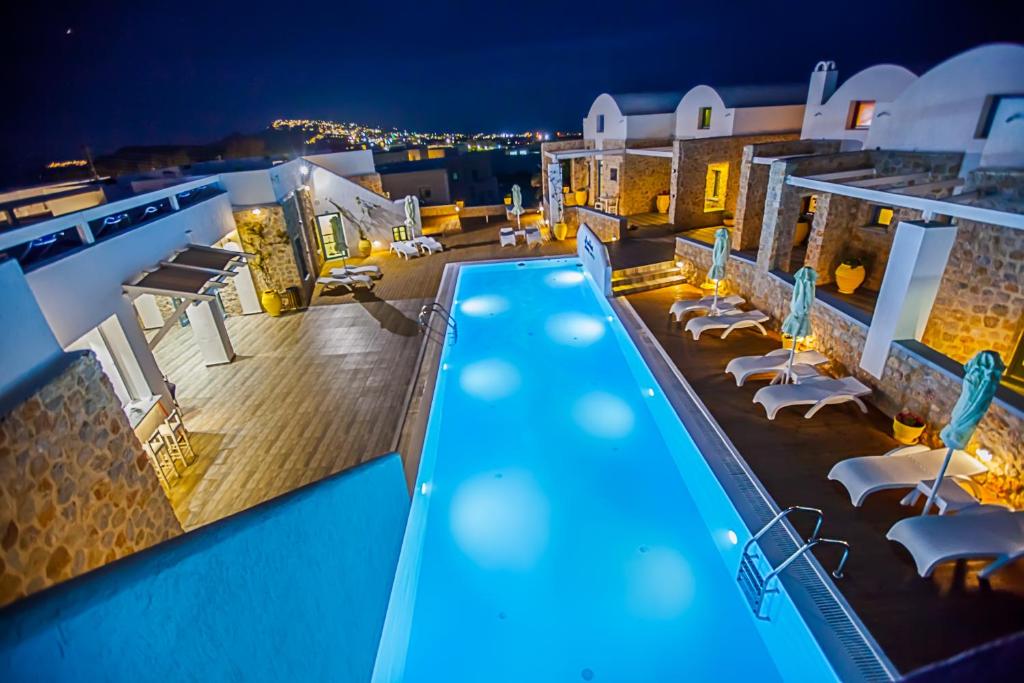 费拉鹦鹉螺圆顶酒店的享有游泳池的夜间景致