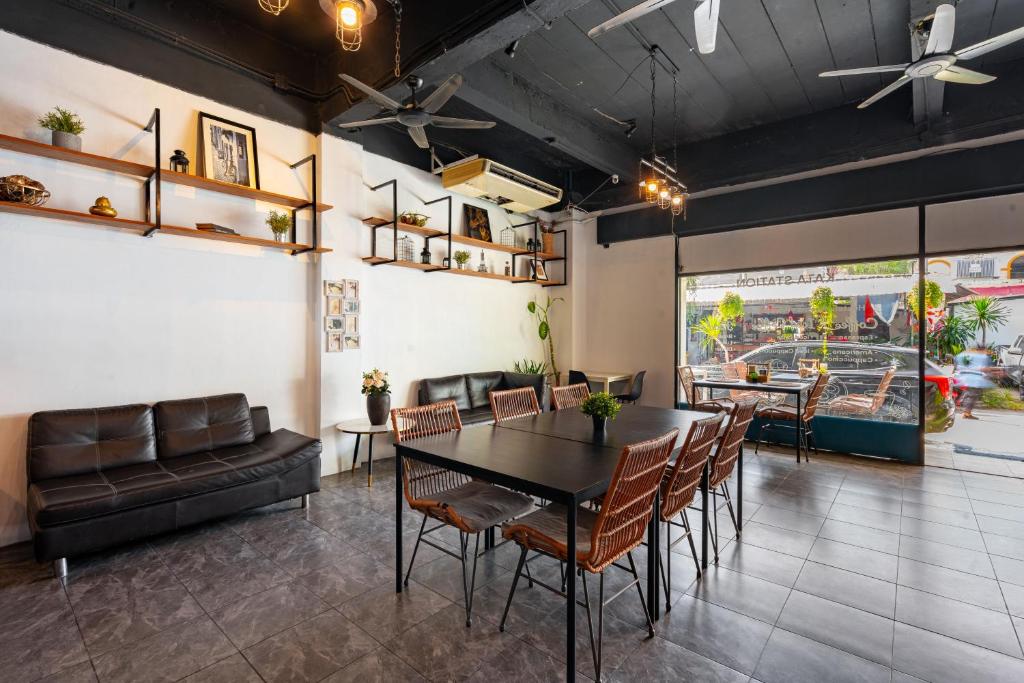 Kata Station Boutique Hotel的休息区