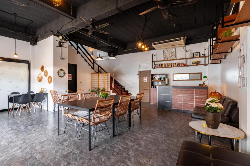 Kata Station Boutique Hotel的休息区