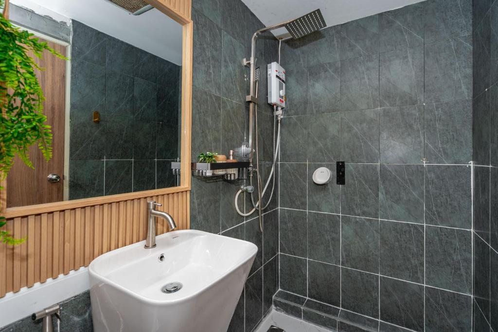 Kata Station Boutique Hotel的一间浴室