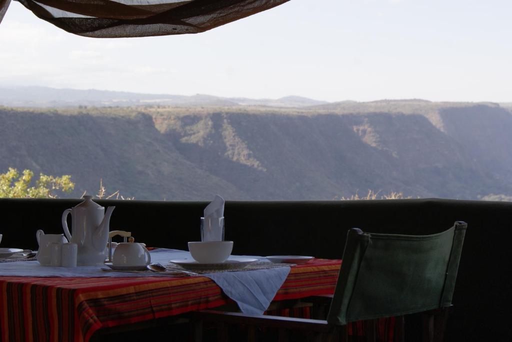 姆托瓦姆布African Sunrise Lodge and Campsite的山景餐桌