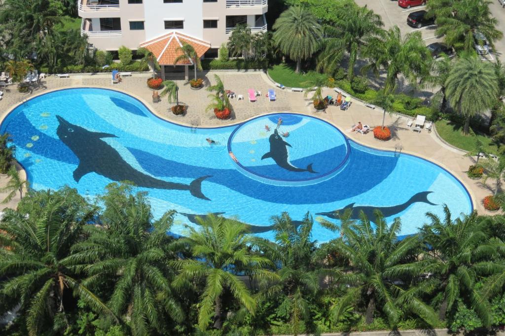 乔木提恩海滩塔莱美景2号套房公寓的水中海豚们在度假村的壁画