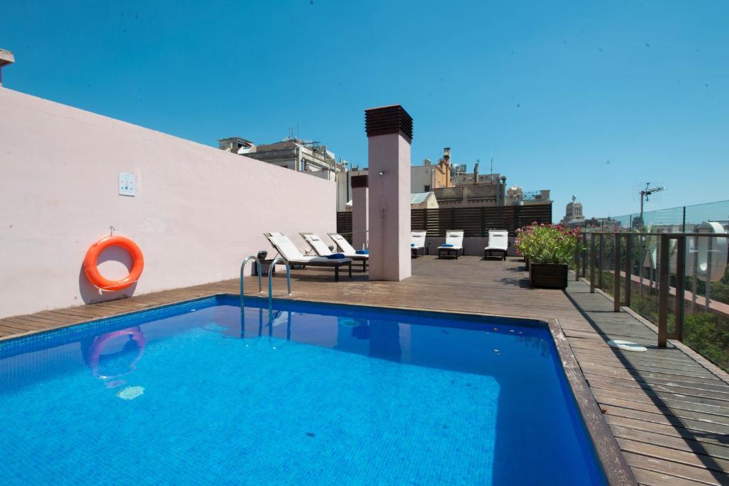 巴塞罗那欧尼斯兰布拉酒店的建筑物屋顶上的游泳池